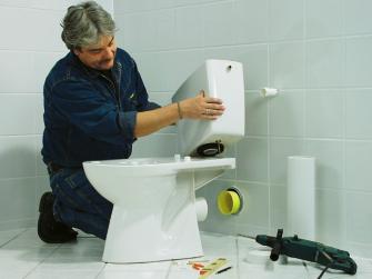 WC montieren: Spuelkasten und WC verbinden