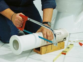WC montieren: Abflussrohr entsprechend mit der Saege ablaengen