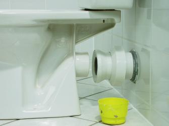 WC montieren: Rohr provisorisch in Wandabfluss fuehren