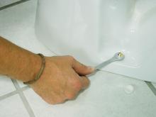WC montieren: WC-Becken im Boden verschrauben