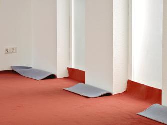 Teppich verlegen: Ausgerollten Teppich ueber Nacht liegen lassen