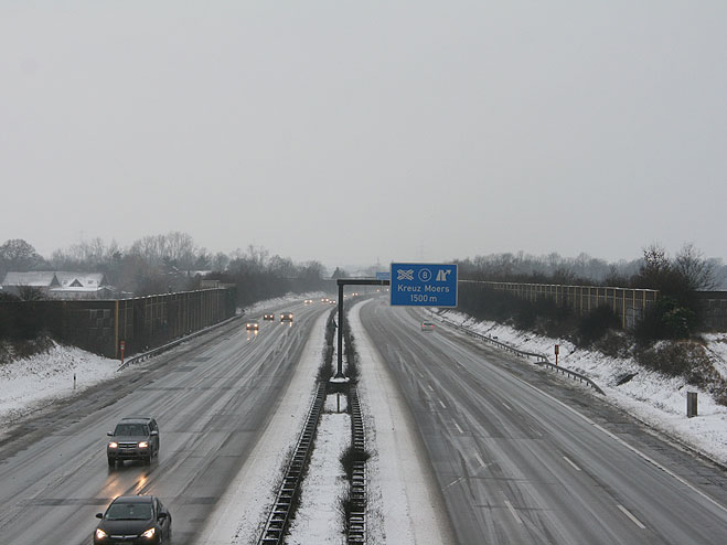 Schnee und Eis: Verschneite Autobahn