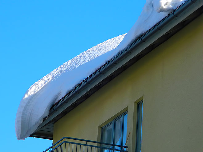 Schnee und Eis: Vorsicht Dachlawinengefahr