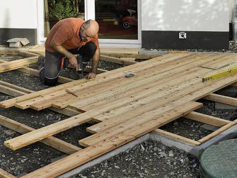 Holzterrasse: Terrassendielen verschrauben