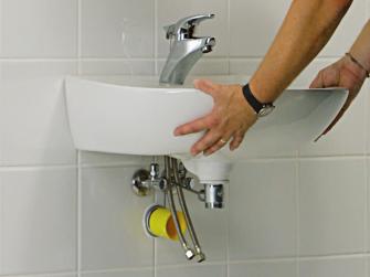 Ratgeber Waschbecken montieren: Waschbecken in die Stockschrauben einhaengen