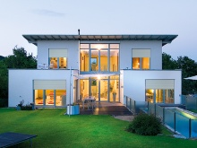 Ratgeber Fensterkauf: Modernes Haus mit Fenstern 