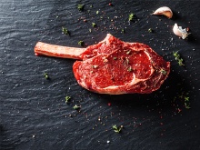 Richtig Grillen: Rindfleisch auf Schiefertafel