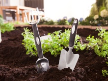 Ratgeber Gartenarbeit: Beet mit Kräutern und Gartenhandwerkzeugen