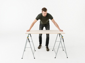 Ratgeber Schreibtisch mit Glasplatte: Sperrholzplatte auf Werkböcke legen / Globetrotter
