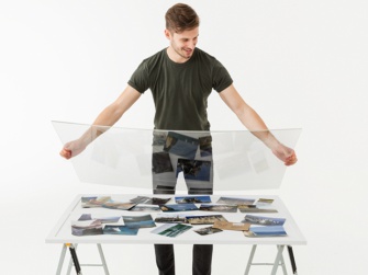 Ratgeber Schreibtisch mit Glasplatte: Acrylplatte auflegen und mit Tischplatte verschrauben / Globetrotter