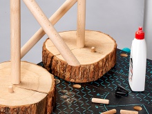 Ratgeber Pflanzenetagere: Holzständer mit Baumscheiben verkleben
