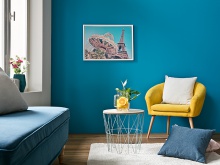 Ratgeber Wände und Decken streichen: Frisch gestrichenes Wohnzimmer in strahlendem Blau