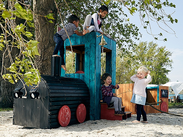 Ratgeber Gartenbahn: Spielende Kinder mit Gartenbahn