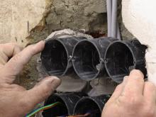 Ratgeber Elektroinstallation: Dosen in Gripsbett druecken