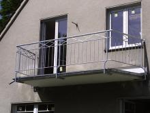 Ratgeber Balkon sanieren: Sanierter Balkon mit Regenrinne und Gelaender