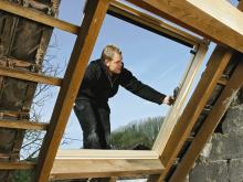 Dachfenster einbauen: Fensterahmen einsetzen