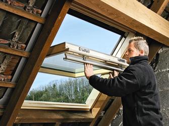 Dachfenster einbauen: Fensterfluegel einhaengen