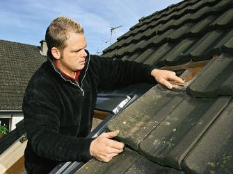 Dachfenster einbauen: Dachpfannen auflegen