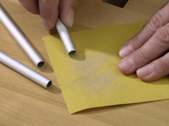 Metall bearbeiten: Entgraten mit Schleifpapier