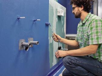 Badezimmer dauerhaft wasserdicht: Zweitanstrich Badezimmerwand