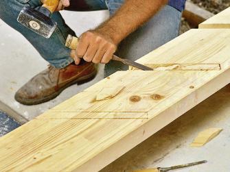Holztreppe bauen: Einschnitte ausstemmen
