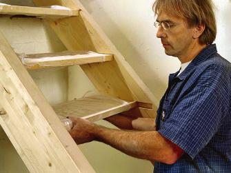 Holztreppe bauen: Stufen zwischen die Wangen schieben