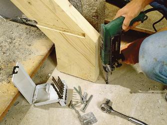 Holztreppe bauen: Metallwinkel verschrauben