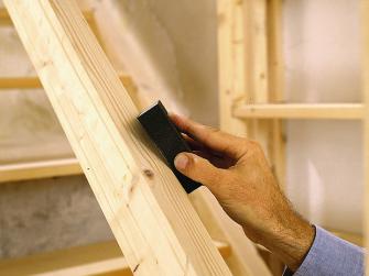 Holztreppe bauen: Holz glattschleifen