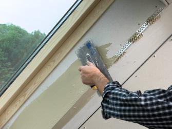 Dachschraegen verkleiden: Fensterlaibung mit Bauplatten verkleiden