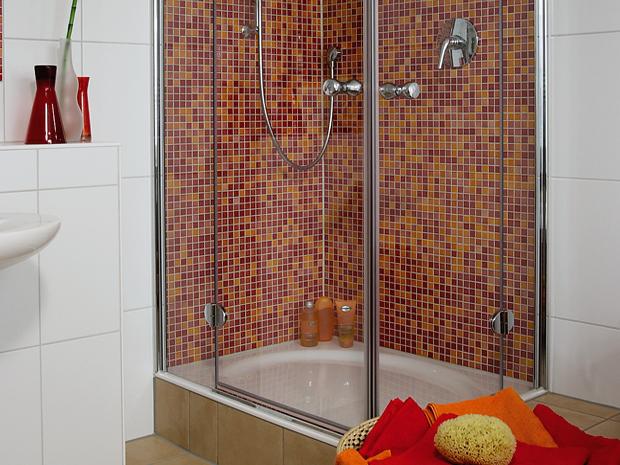 Duschtasse einbauen: Dusche mit Duschabtrennung aus Echtglas und Fliesenmosaik