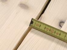 Schaeden Holz ausbessern: Riss ausmessen