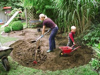 Gartenteich mit Steg: Form festlegen und Teichgrube ausheben