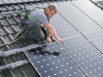 Ratgeber Photovoltaik: Solarmodule festschrauben