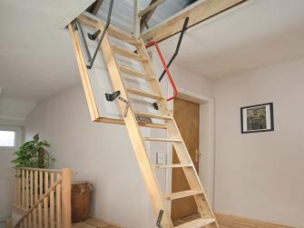 Dachbodentreppe: Zugang zum unbewohnten Dachboden