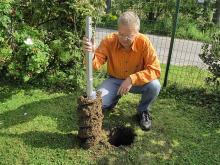 Gartenbrunnen bohren: Bohrspindel aus den Loch ziehen