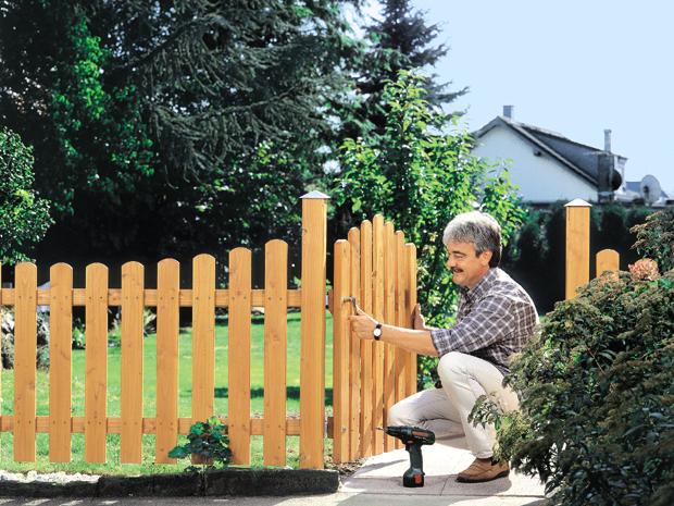 Una valla de madera visualmente atractiva para un jardín protegido. 