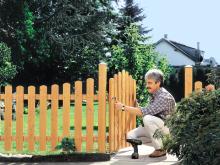 Holzzaun bauen: Optisch ansprechender Zaun mit Gartentor