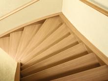 Holztreppe renovieren: eine Wohnraum-Treppe nach der Renovierung