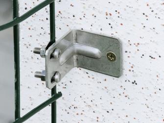 Metallzaun: Wandanschluss-Element mit Edelstahl-Winkel an der Wand fixieren