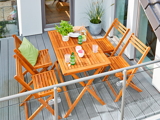 Gartentisch und Gartenstühle aus nachhaltigen Hartholz als natürliche Komponente im Landhausstil