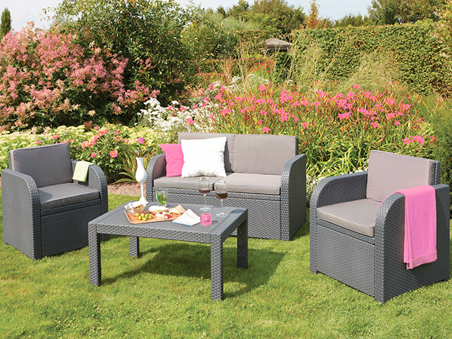 Möbel für den Garten aus grauem PE-Geflecht